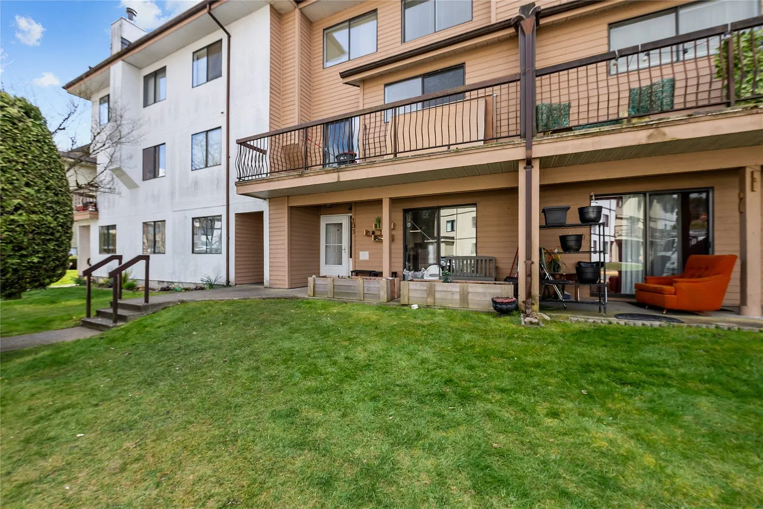 7139 133a St #103 photo 1