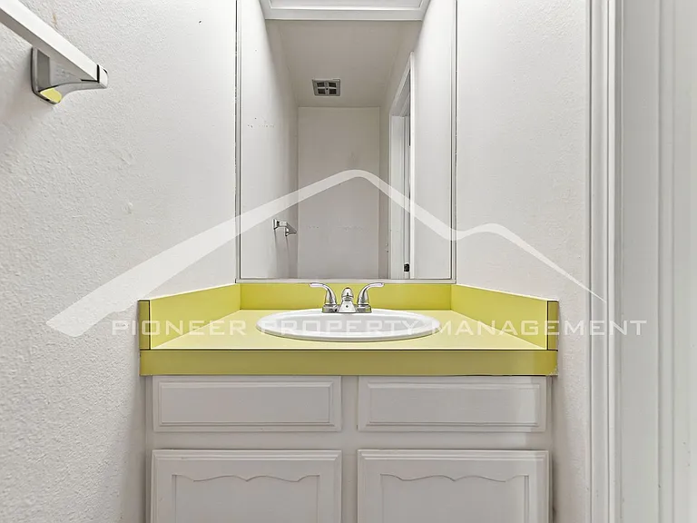 2896 S Paris St — Photo 14