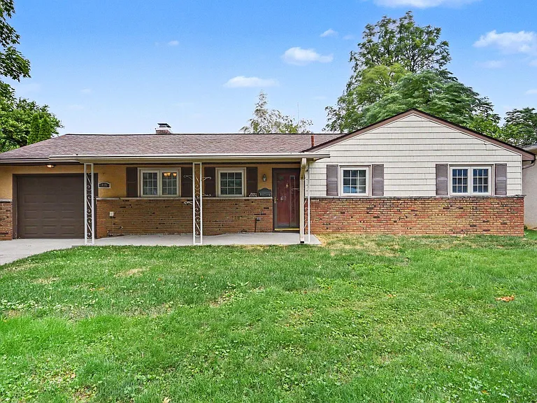 898 Havendale Dr — Photo 1