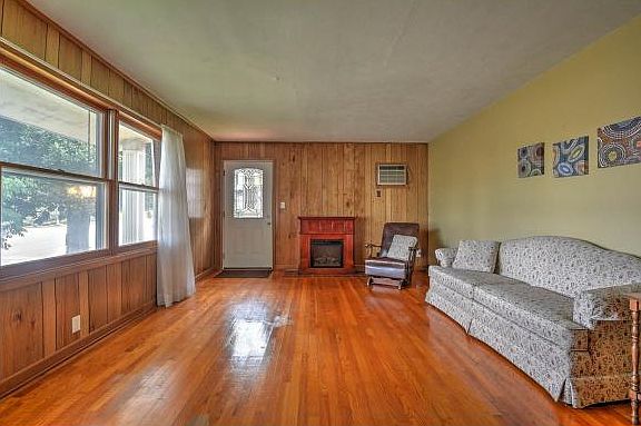 3rd image of 2124 Fort Henry Dr