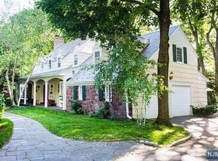 33 Vermont Dr, Paramus, NJ 07652