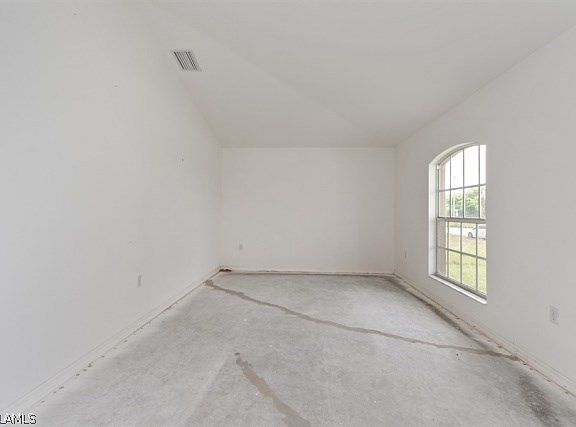 4th image of 106 NE 24th Ter