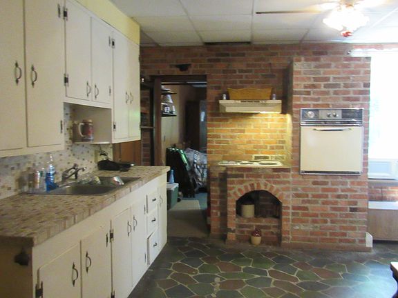 2nd image of 52 Vliet St