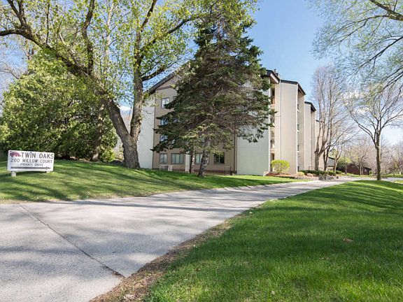 2nd image of 200 Willow Ct APT 2B