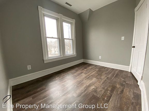 3rd image of 544 Grotto St N