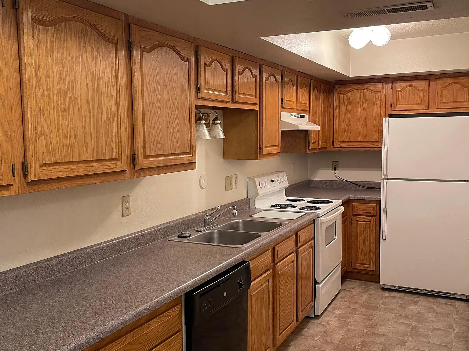 5 bed, 100 sqft, $3,049 — Photo 2