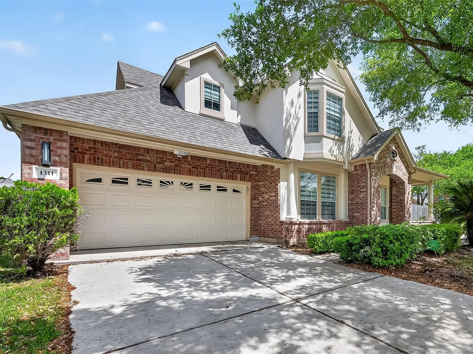 5 bed, 5.0 bath, 3853 sqft, $3,200 — Photo 2