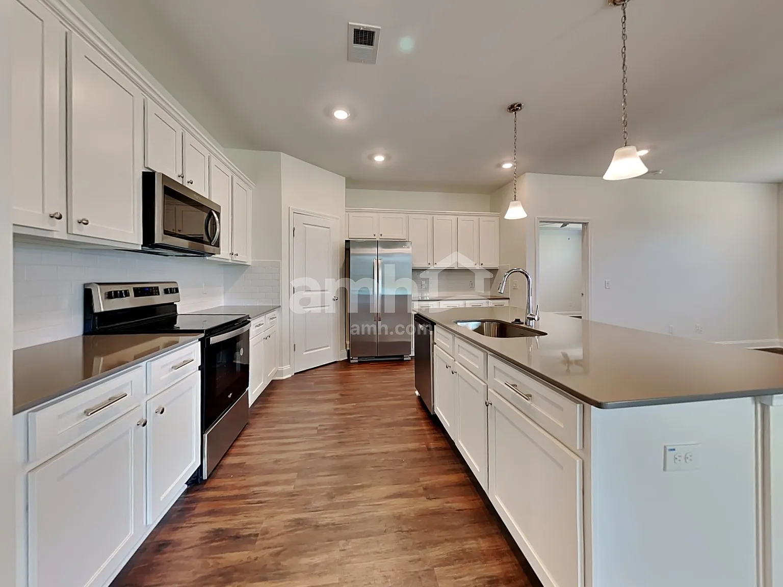 3 bed, 2.0 bath, 1700 sqft, $2,460 — Photo 3
