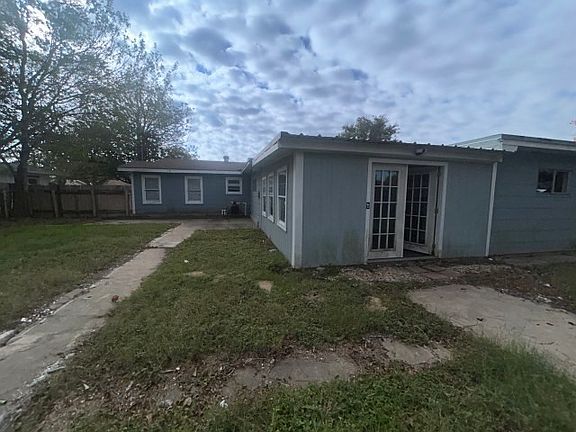 3rd image of 2302 E Mistletoe Ave