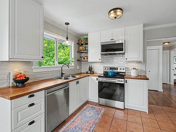 5th image of 15876 Roper Ave