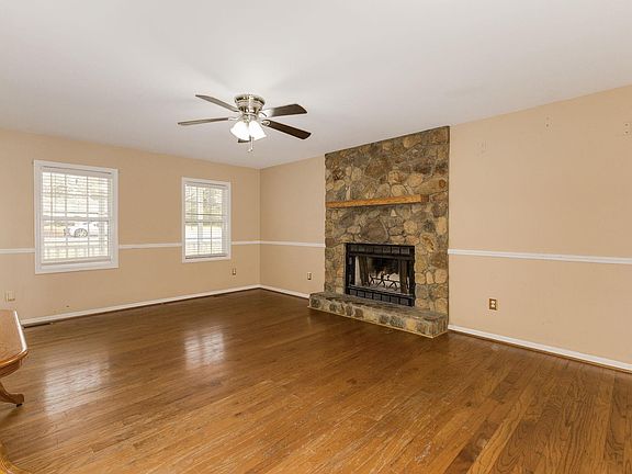 5th image of 301 Claremont Cir
