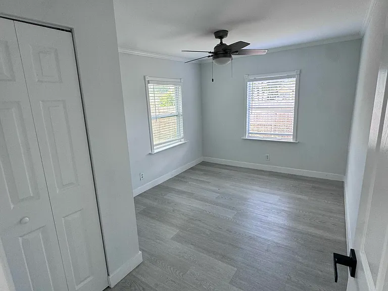 137 SW 9th Ave — Photo 7