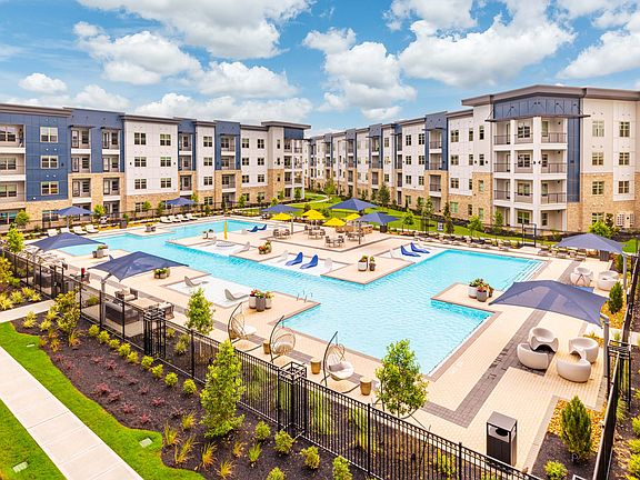 Relaxing Salt-Water Pool with Wi-Fi & Sun Shelf