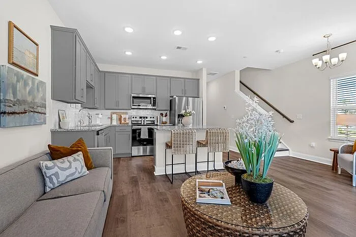 3 bed, 2.5 bath, 1137 sqft, $2,020 — Photo 3