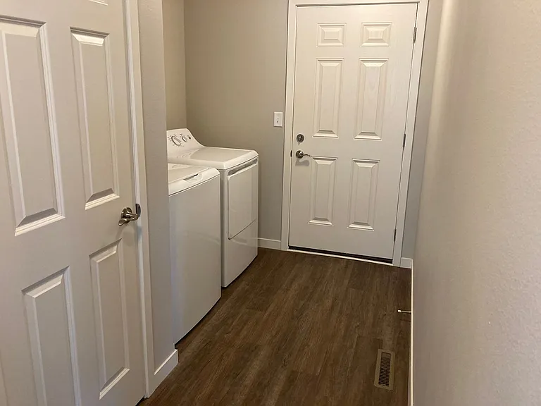 4 Bed 3 Bath Twin Home — Photo 3