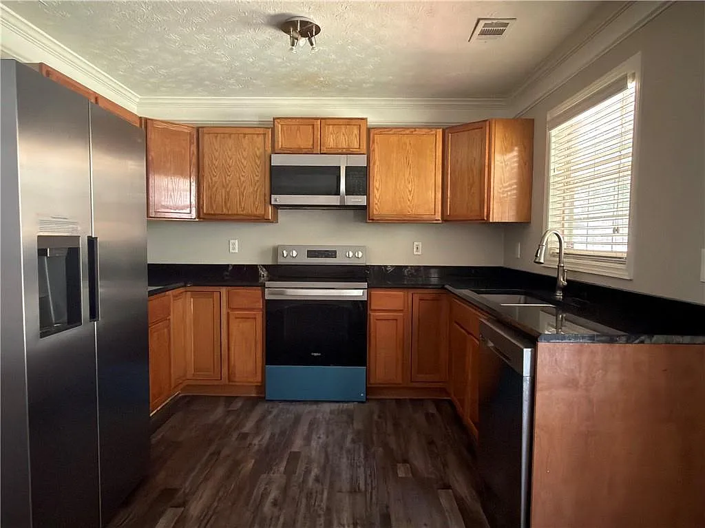 3 bed, 2.0 bath, 1282 sqft, $2,200 — Photo 3
