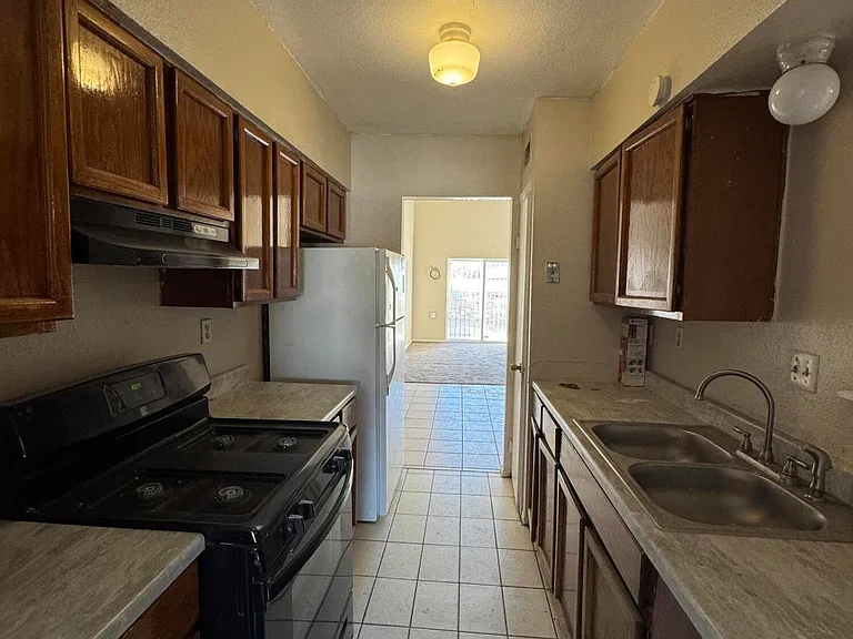 943 Montera Rd — Photo 8