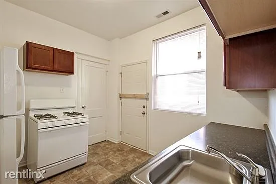 5658 S Peoria St Apartments Chicago Kitchen_01