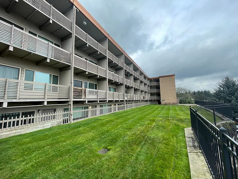 Village Vista Apartments — Photo 14