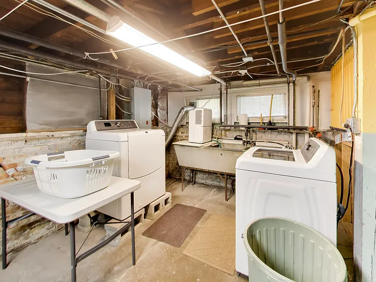 2624 Thayer St — Photo 43