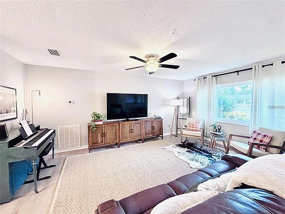 4th image of 4033 13TH AVENUE W