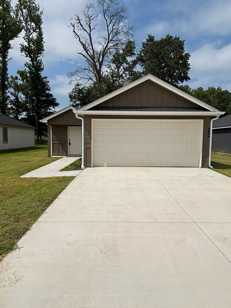 Single-Story 4BR Home with Spacious Layout — Photo 1