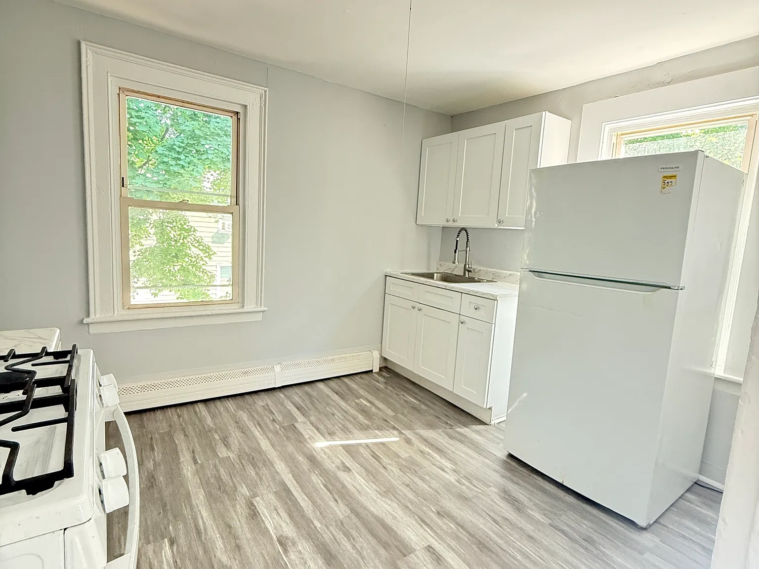3 bed, 1.0 bath, 961 sqft, $1,700 — Photo 3