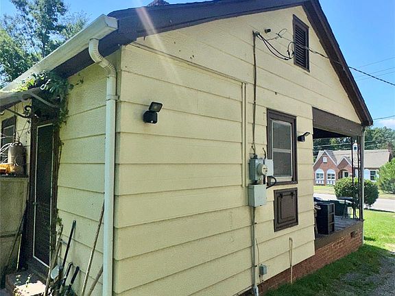 3rd image of 627 E Black St