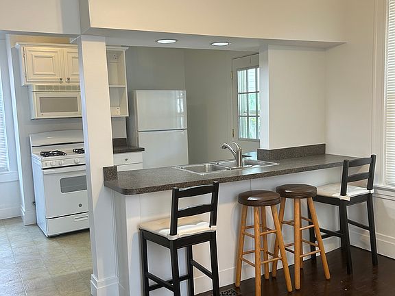 Kitchen / dining area
Gas Oven/Refrigerator/ Microwave/ Dishwasher