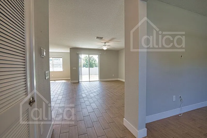 3 bed, 2.0 bath, 1983 sqft, $1,929 — Photo 4