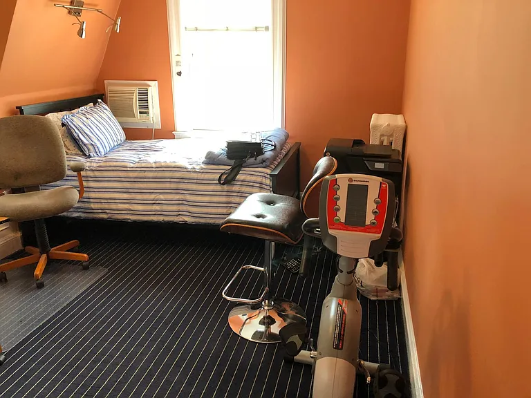 bedroom with twin