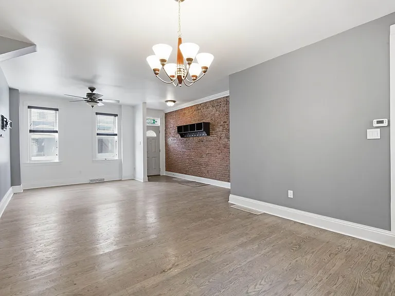 339 E Chestnut St — Photo 6