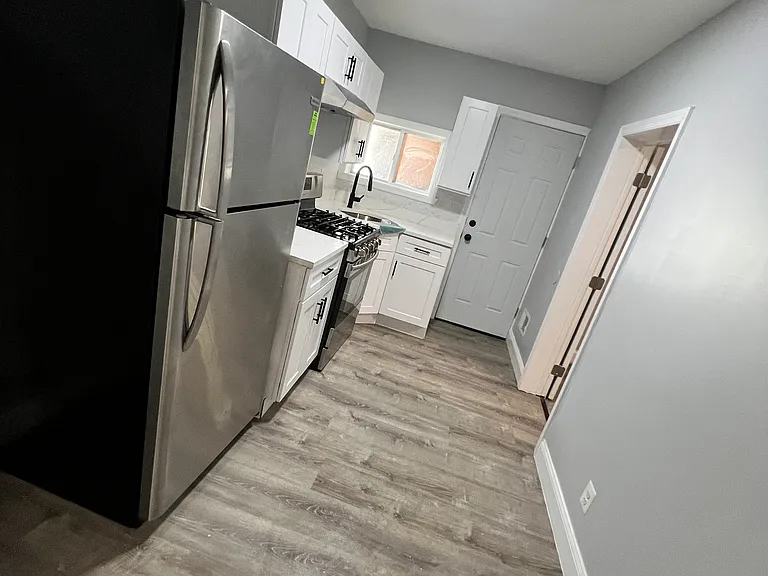 829 Sylvan St — Photo 3