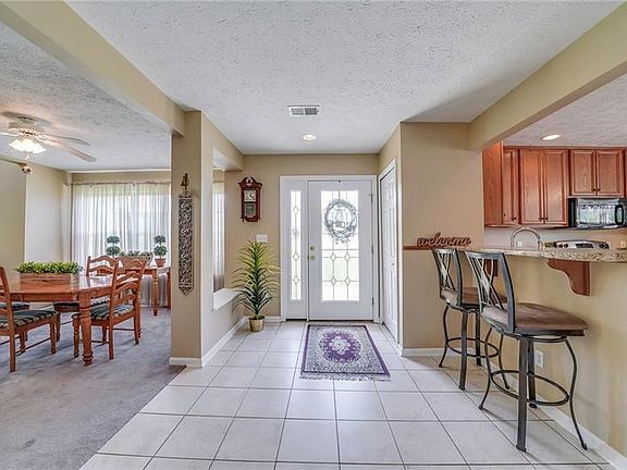 3rd image of 715 Manor Dr