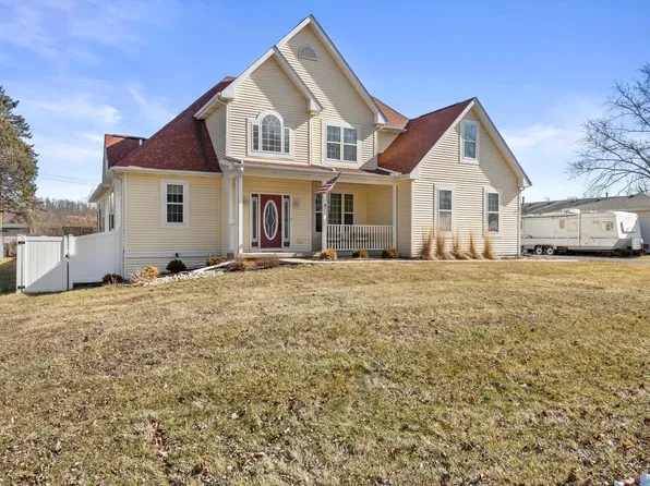 802 Manor DRIVE, Silver Lake, WI 53170