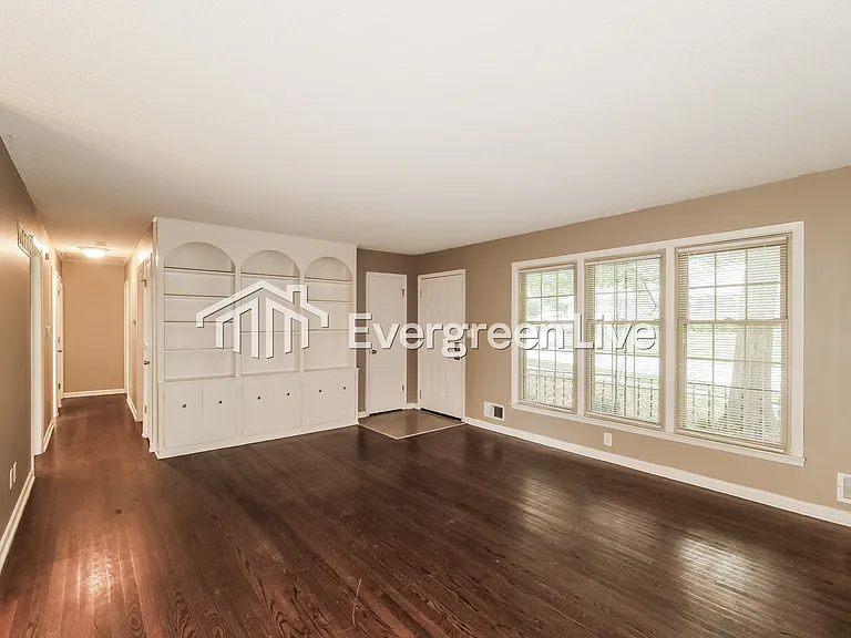 4423 S Union Ave — Photo 2