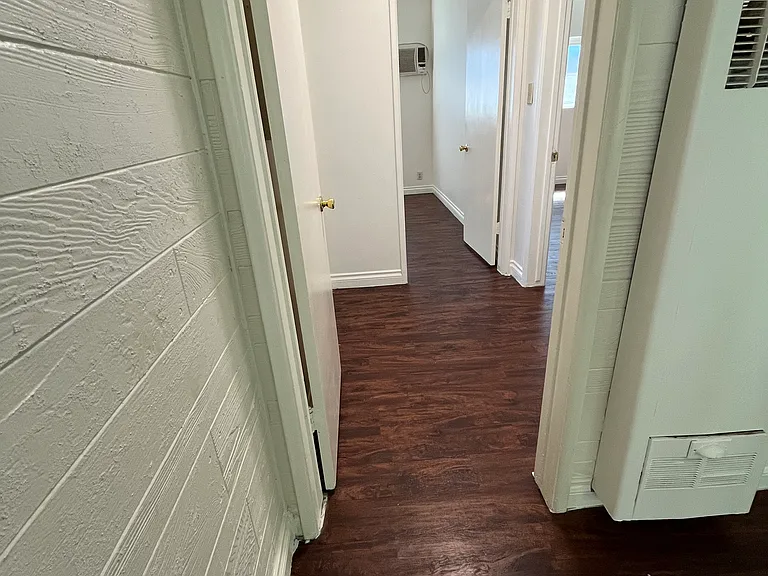 15045 Burbank Blvd #4 — Photo 11