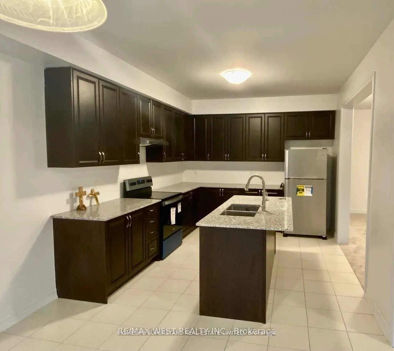 4 bed, $2,400 — Photo 2