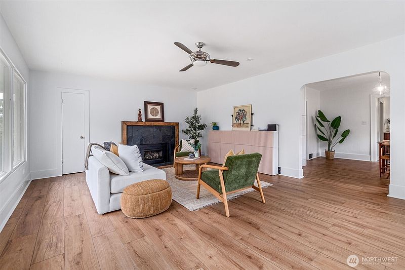 4th image of 11037 Sand Point Way NE