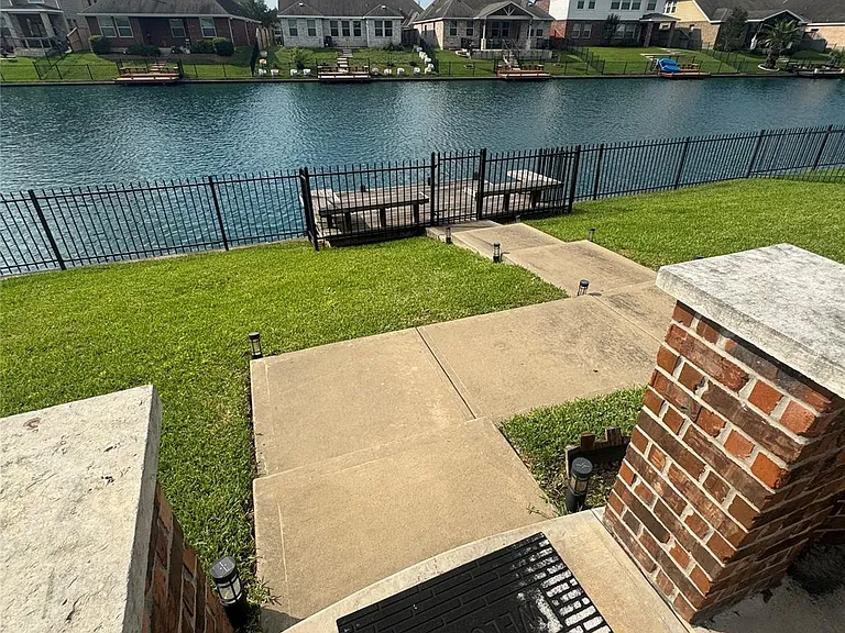 2719 Lake Villa Dr — Photo 2