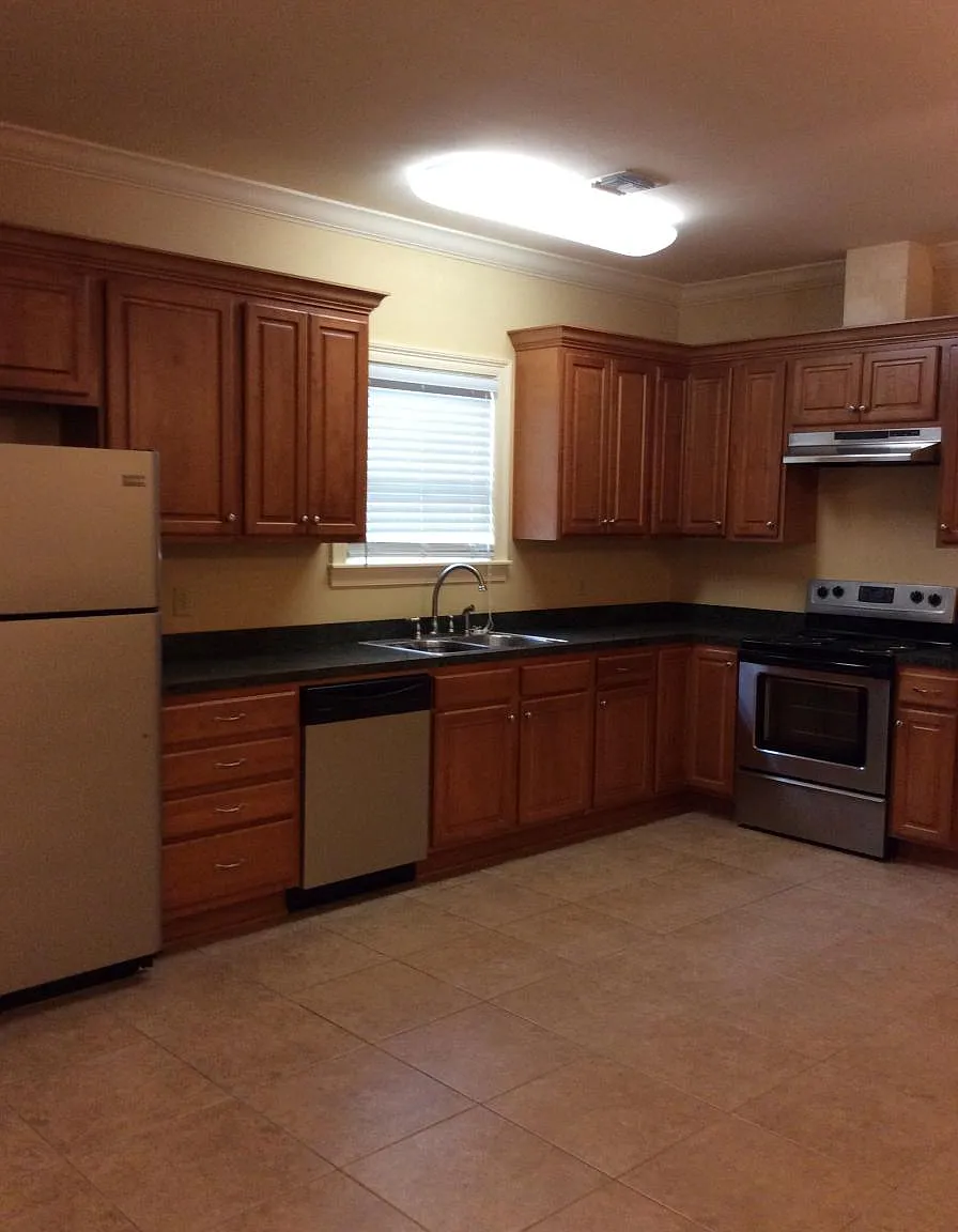 1724 Oakley Street — Photo 4