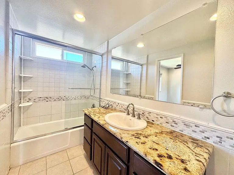 1530 Rogue St — Photo 13