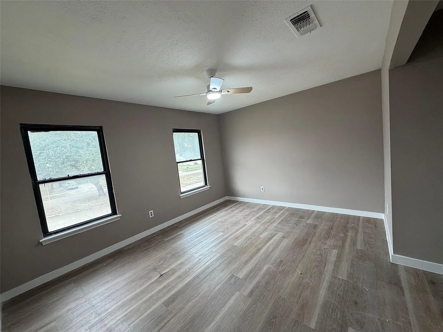 5 bed, 3.5 bath, 3020 sqft, $2,800 — Photo 2