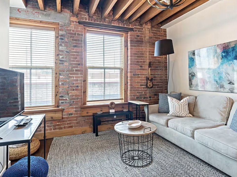 1st image of 610 21st Ave N APT 201