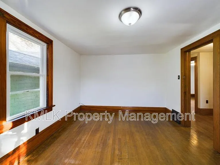 524 Allyn St — Photo 36