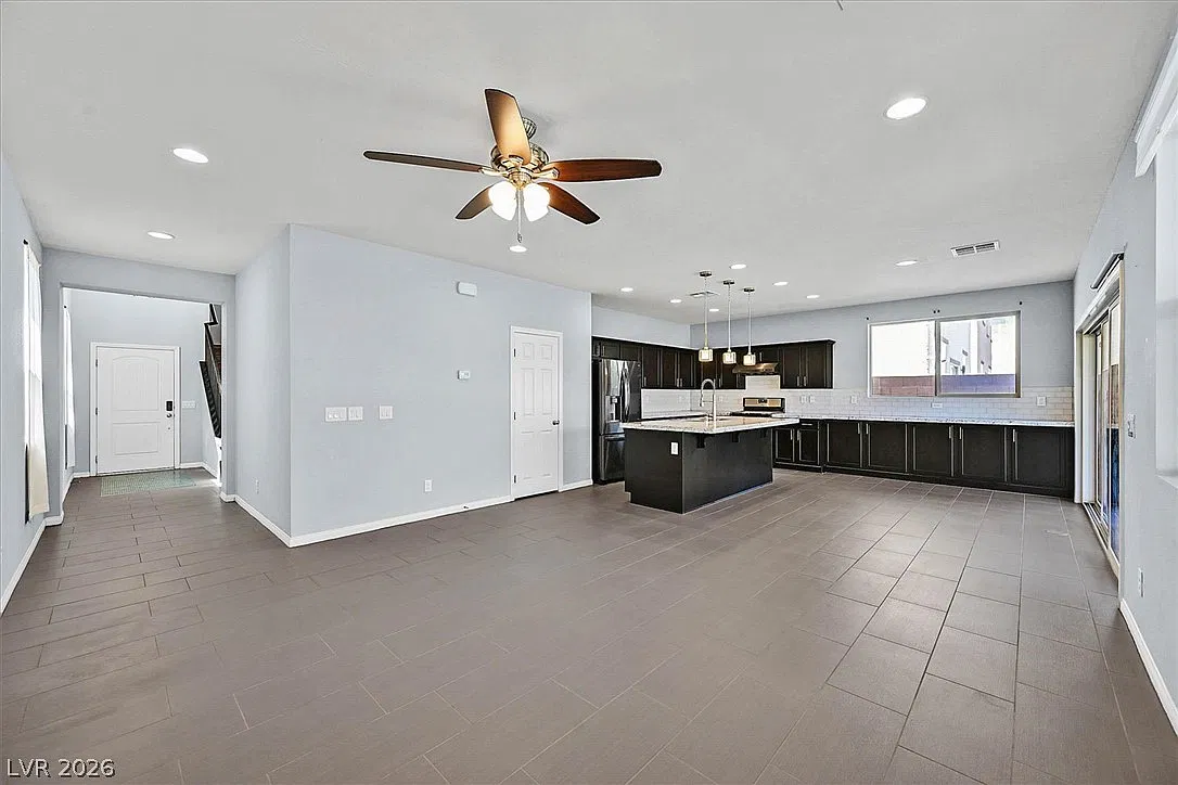 4 bed, 3.0 bath, 2276 sqft, $2,600 — Photo 3