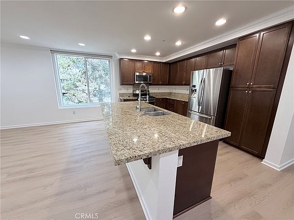 3rd image of 533 Rockefeller