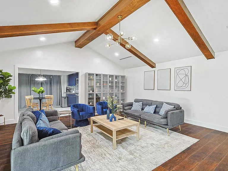1012 Cloverdale Ln — Photo 8