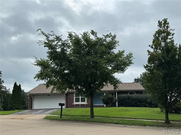 50 White Plains Dr, Chesterfield, MO 63017