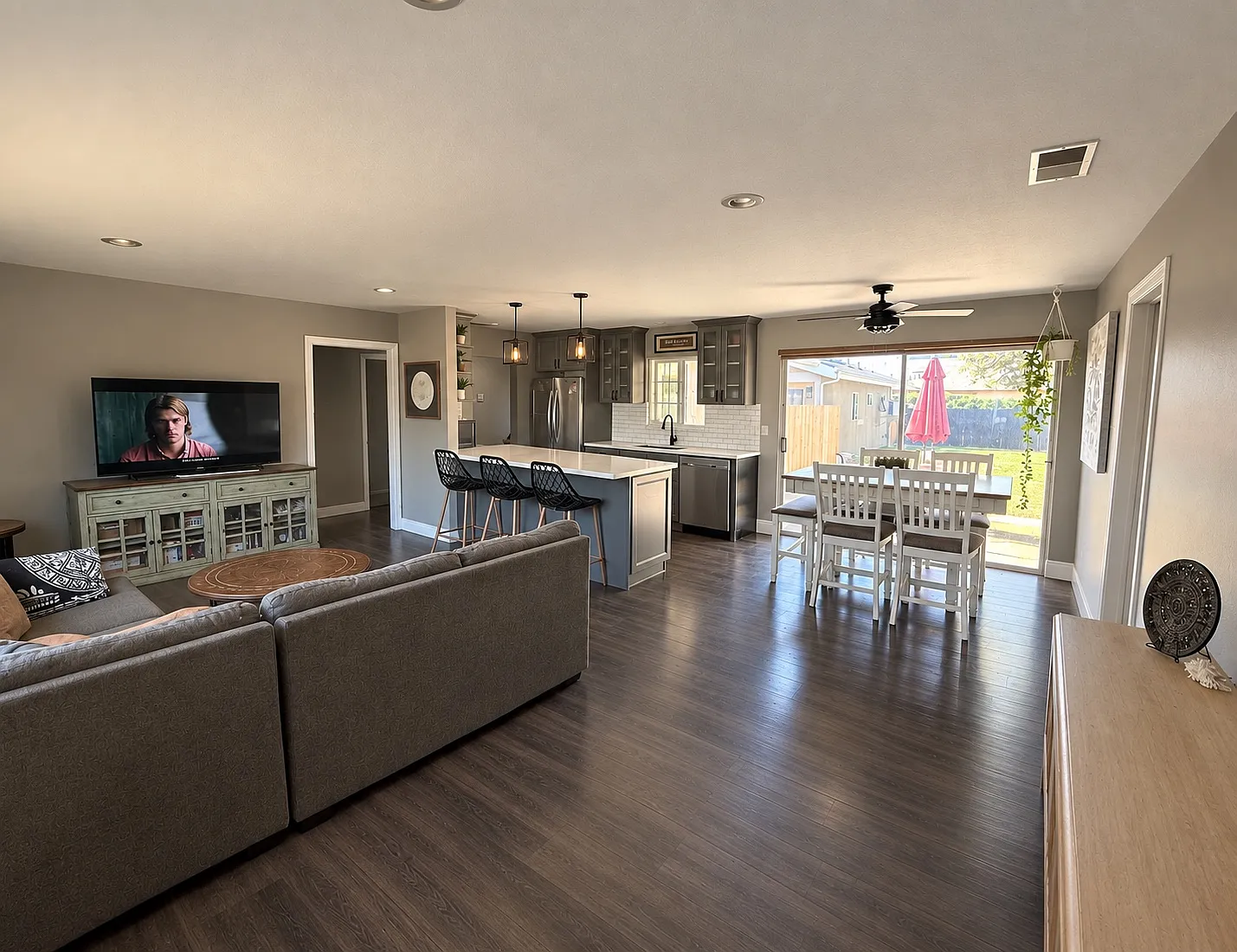 3 bed, 1101 sqft, $3,300 — Photo 2